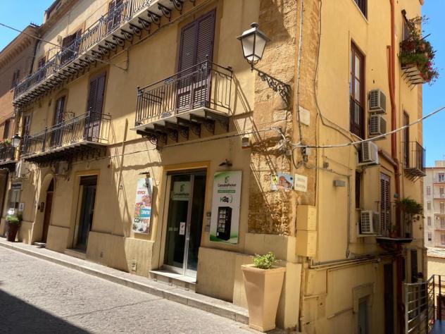 Negozio nel primo tratto della via Atenea ideale per distributori automatici bibite.