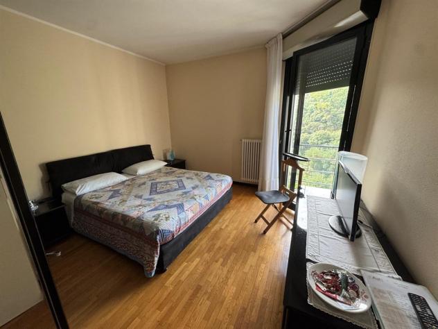 Alassio, a soli 1,5 km dal mare, proponiamo elegante villa a schiera su più livelli, dotata di ingresso indipendente e libera su tre lati. cantina e - Foto 13