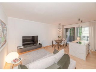 Appartamento di 90 m² con 5 locali e box auto in affitto a Milano