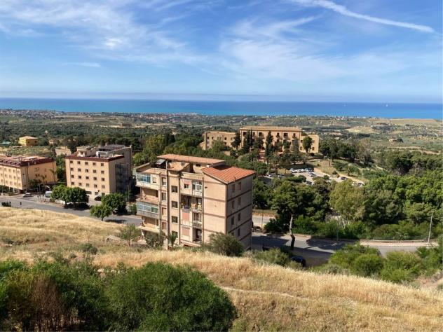 Appartamento di grande respiro,sei vani con vista mare e templi,gli altri vani molto luminosi e soleggiati. Tripla esposizione,posto auto,zona con fac