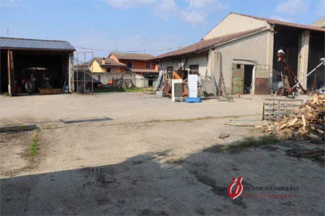 Rustico / Casale di 340 m² con più di 5 locali e box auto in vendita a Erbè - Foto 2