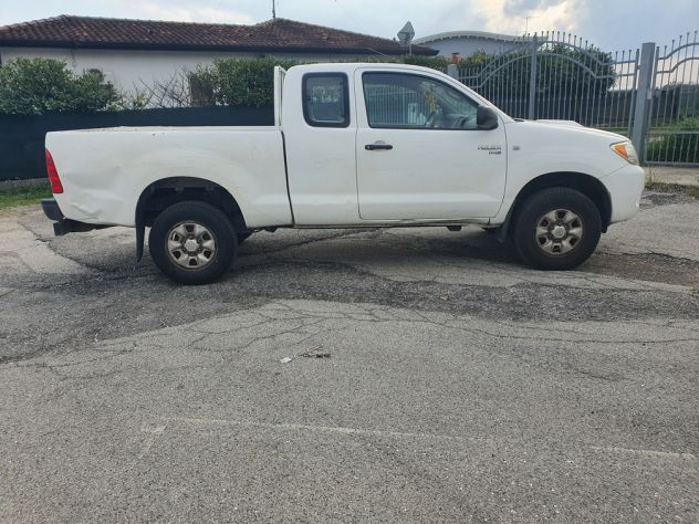 Toyota Hilux 2.5 D-4D 4WD 4posti Extra Cab DLX - Foto 3