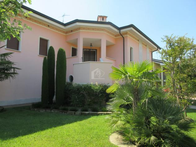 Suzzara vendesi villa 10 vani 500 Mq