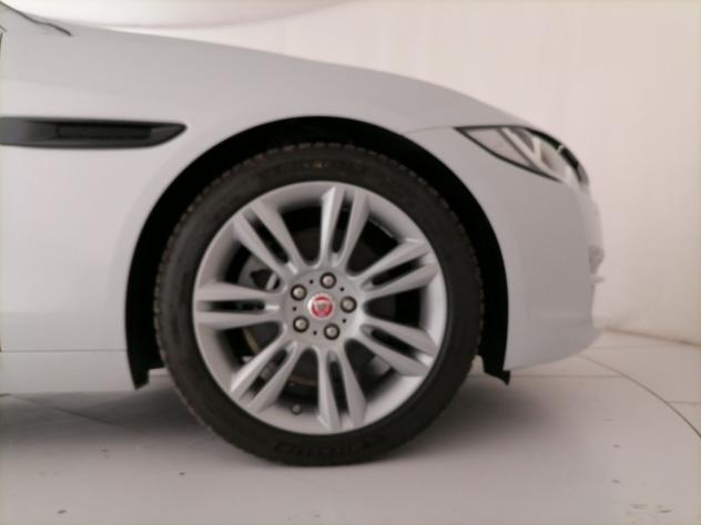 Jaguar XE 2.0d i4 Prestige 180cv auto my19 - Foto 9
