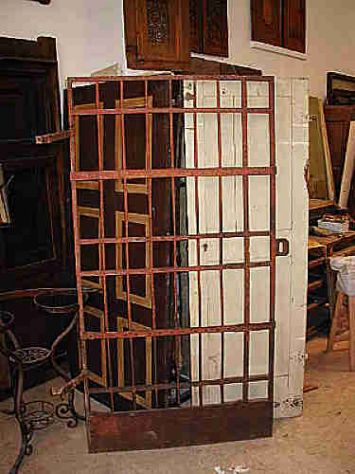 Cancello antico di cella di prigione fatto a mano