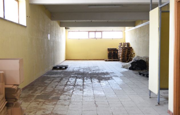 Locale ad uso artigianale nel "condominio elettra" - Foto 4