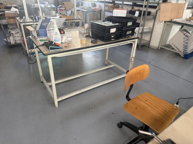 LOTTO 11 - Tavoli da lavoro, rimanenze e attrezzature varie - Foto 3