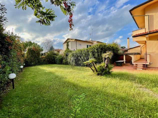 BIFAMILIARE di 8 vani e di 150 mq (PIETRASANTA) rif. 038 - Foto 4