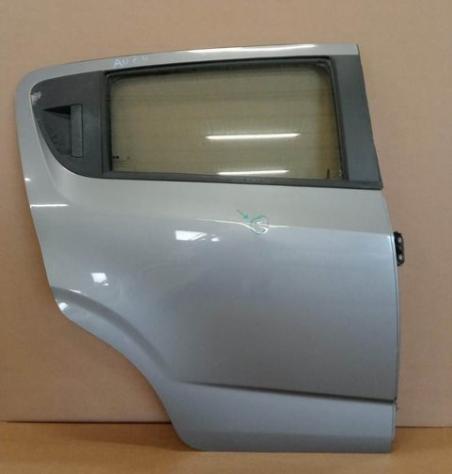 PORTA POST. DX GRIGIO MEDIO MET. C/A. El. e S. (Picc. Segno) 999-U1304339 Carrozzeria  Lamierati esterni  Porte  Porta post. dx. CHEVROLET - AVEO - 01