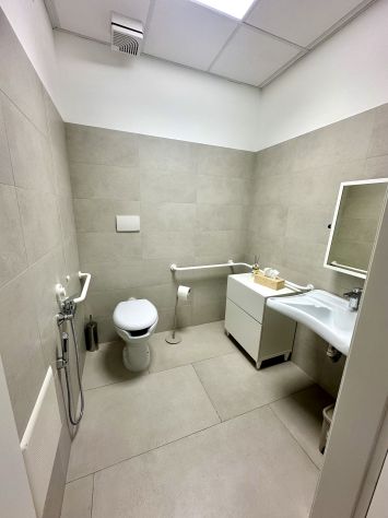 Studio medico ristrutturato con parcheggio interno, per professionisti sanitari