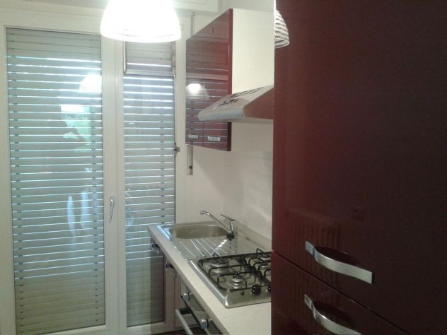 Trilocale con doppio balcone, ristrutturato e arredato - Foto 3