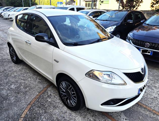Lancia Ypsilon 1.2 KM 63000 CLIMA AUT. SENSORI CERCHI IN LEGA - Foto 3