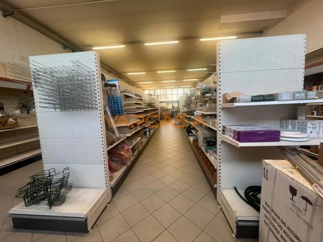 IN LOCAZIONE: Ampio Locale Open-Space con Area Esterna Coperta e Piazzale - Foto 10