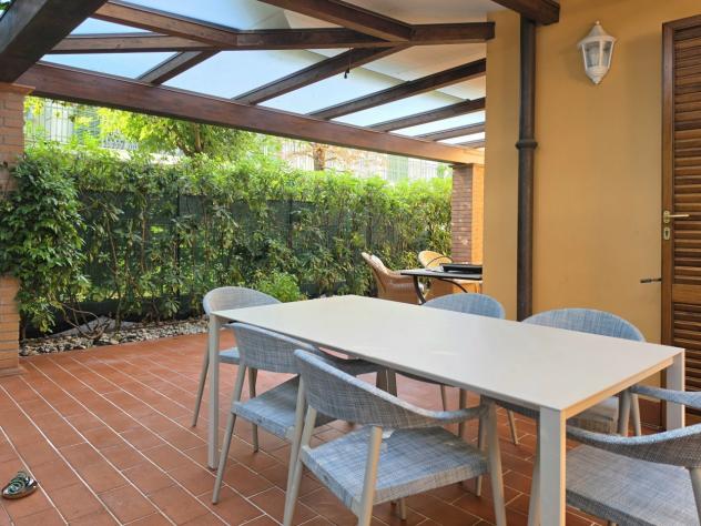 RONCHI, a soli 500 metri dal mare della Riviera Apuana, elegante villetta a schiera d'angolo con giardino su due lati e ampio pergolato. Disposta su t - Foto 3