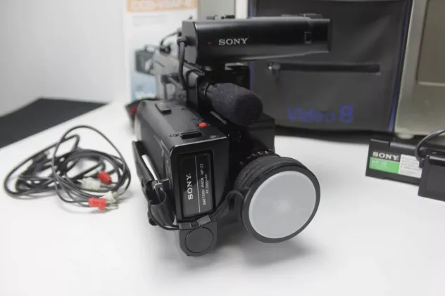 TELECAMERA VINTAGE SONY VIDEO 8 CCD-V8 AF CON VALIGETTA, 2 BATTERIE + ACCESSORI, - Foto 3