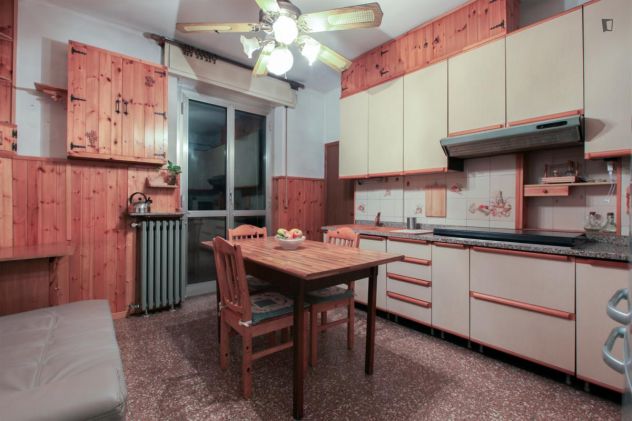 Ampia stanza singola - trilocale, cucina abitabile