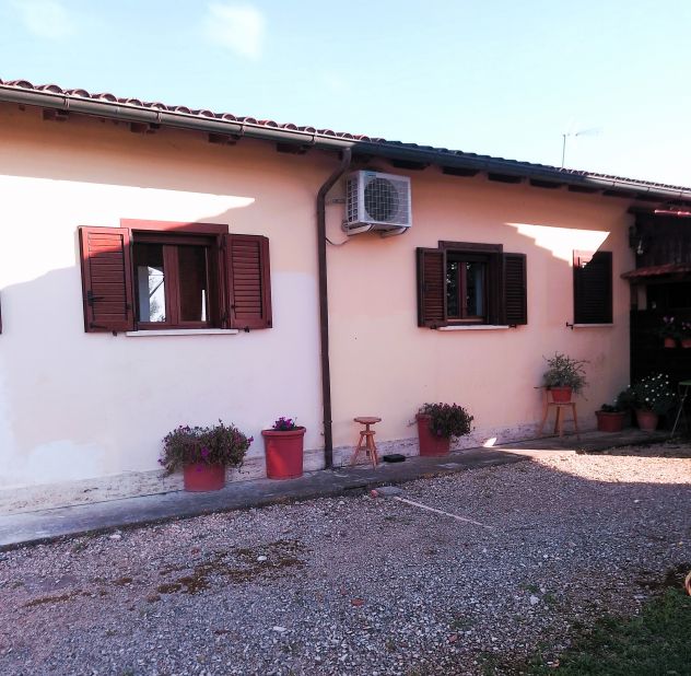 Casale ristrutturato con terreno sui quattro lati