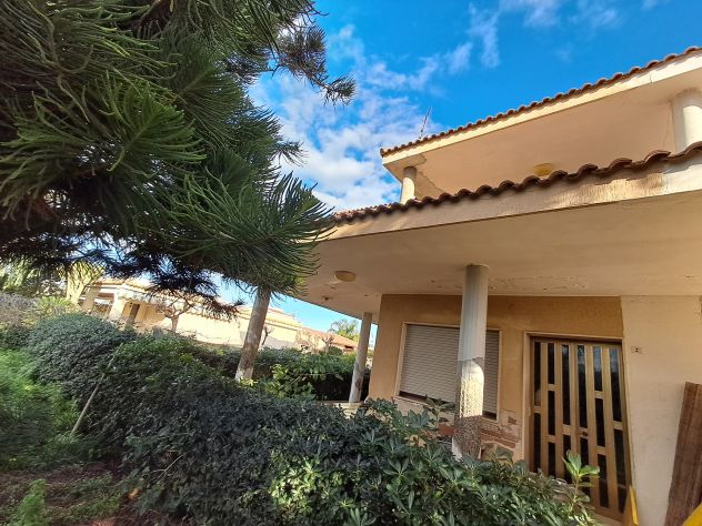 FANUSA:VILLA QUADRIVANI+DOPPI SERVIZI SU DUE LIVELLI A POCHI PASSI DAL MARE - Foto 7