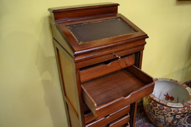 Schedario a serrandina con piano di scrittura in ecopelle marrone - Foto 3
