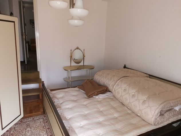 Azzio - ampia porzione di casa con box - Foto 9