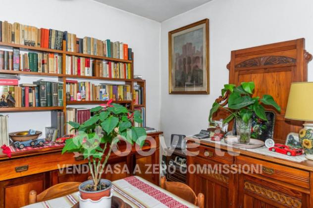 Casa indipendente di 150 m² con più di 5 locali e box auto in vendita a Cetona