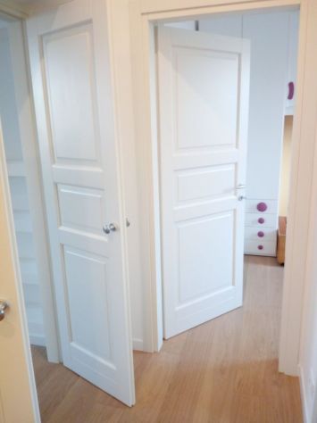 PORTE BIANCHE LACCATE CON CASSA E COPRIFILI IN LEGNO - Foto 2