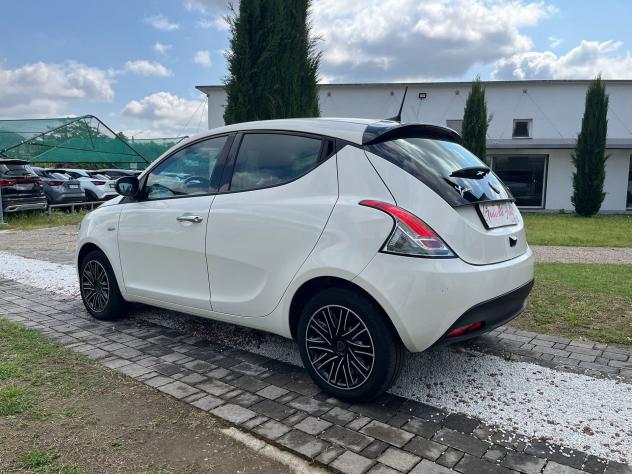 Lancia Ypsilon 1.0 FireFly 70cv Hybrid Gold - Foto 2