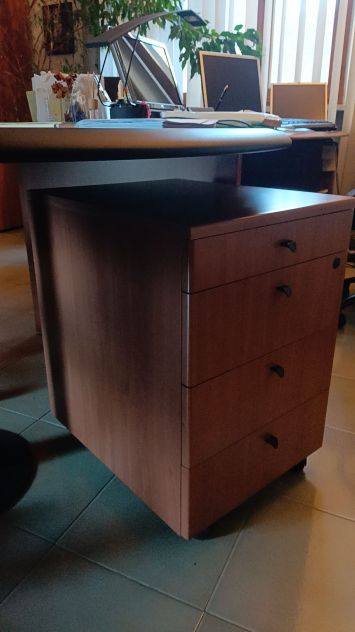 Vendo Scrivania direzionale Styloffice con cassettiera, sedie e mobile basso. - Foto 7