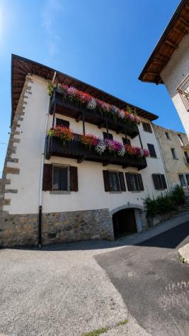 Elegante quadrilocale con box in una suggestiva località di San Giovanni Bianco - Foto 3