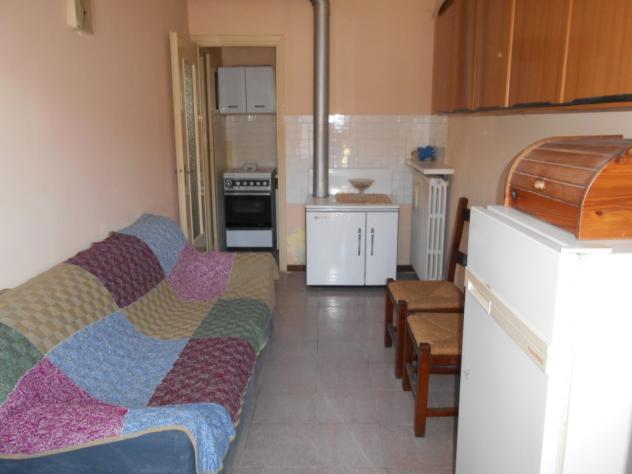In zona centrale, ex cascinale composta da abitazione al piano terra: cucinino, tinello, tre vani e bagno; sempre al piano terra magazzino e box auto. - Foto 4