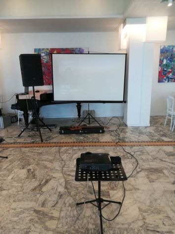 Noleggio Videoproettore piu telo 2mt x 2mt
