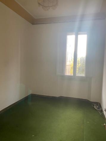 L'appartamento di mq.100 ha una buona distribuzione degli spazi con vani ampi, grandi finestre e soffitti alti; si fa apprezzare per la piacevole lumi - Foto 8