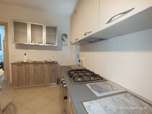 Appartamento con ingresso indipendente e posto auto . Primo piano . Completamente ristrutturato ed arredato . - Foto 14