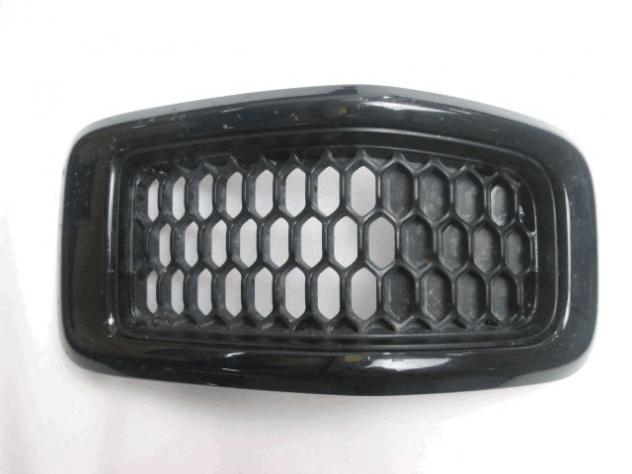 235125 68303626AA GRIGLIA MASCHERINA SINGOLA COFANO ANTERIORE CENTRALE JEEP CHEROKEE 2.2 CRD 136KW AUT RICAMBIO USATO