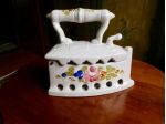 Ferro da stiro in ceramica Bassano anni 60, decoro a mano