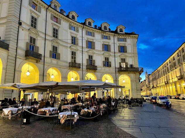 2 camerieri chef de rang per storico ristorante Torino centro - Foto 3