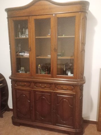 Credenza classica in legno con vetrina (1,40 m) – Divisibile
