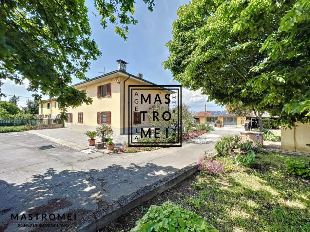 VILLA di 11 vani e di 300 mq (ALTOPASCIO) rif. 3442