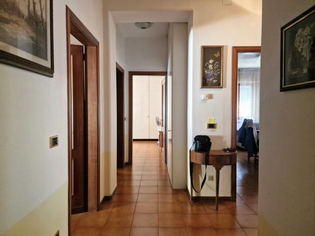 Marina di Massa, centro e a 200 m dal mare, appartamento al primo piano composto da ingresso, sala, cucina, disimpegno, due camere matrimoniali, bagno - Foto 8