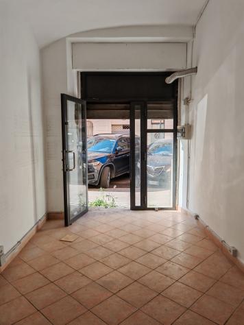 NEGOZIO CON VETRINA SU STRADA, PRATI VIA OSTIA