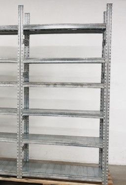 Scaffali in acciaio zincato e inllegno