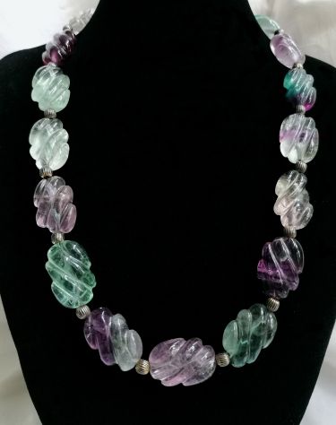 SPETTACOLARE PREZIOSO COLLIER-GIOIELLO IN FLUORITE SCOLPITA, PEZZO UNICO. - Foto 2