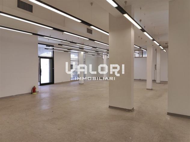 AMPIO LOCALE COMMERCIALE/ARTIGIANALE CON INGRESSO INDIPENDENTE E PARCHEGGI PRIVATI