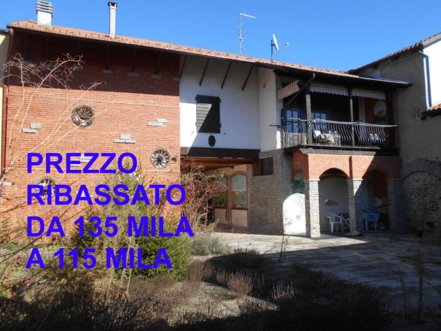 Spaziosa casa con due box auto e magazzino disposta su 2 piani oltre a sottotetto (non abitabile). Il Piano terra è composto da una taverna, uno spazi