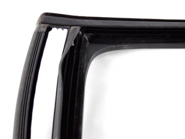 2G6839439 GUARNIZIONE VETRO SCENDENTE PORTA POSTERIORE SINISTRA VOLKSWAGEN POLO 1.0 M 66KW 6M 5P (2021) RICAMBIO USATO - Foto 2