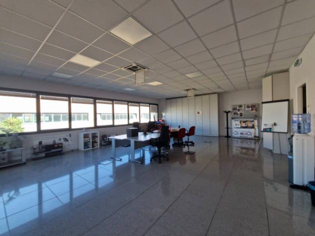 Immobile di 665 m² con più di 5 locali in affitto a Vanzago - Foto 2