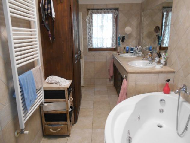 immersa nel verde, cascina ristrutturata libera su tre lati con cortile e giardino privato. Piiano terra: ampio soggiorno, sala da pranzo, cucina (che - Foto 19