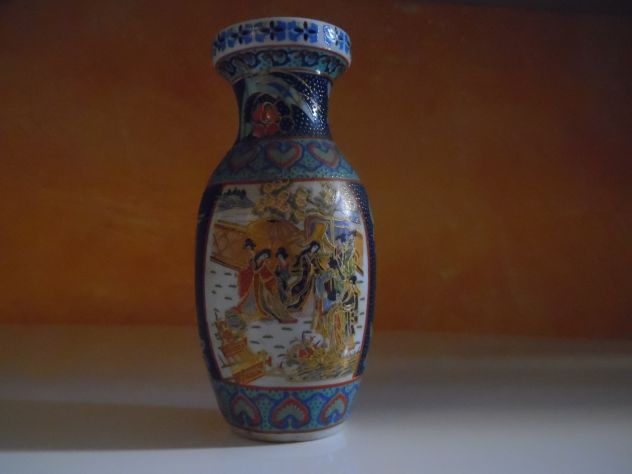 UN VASO IN CERAMICA MEDIO(ALTO 15 CM)ORIENTALE DIPINTO A MANO CON DONNE E PAESAG - Foto 2