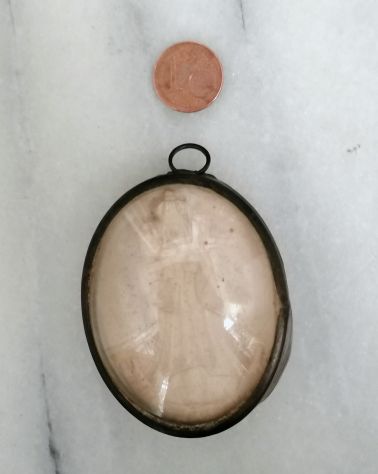 ANTICO MEDAGLIONE CON SCULTURA VOTIVA IN SCHIUMA SOTTO VETRO, 1800. - Foto 2