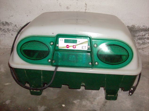 VENDO INCUBATRICE ELETTRONICA SEMI AUTOMATICA